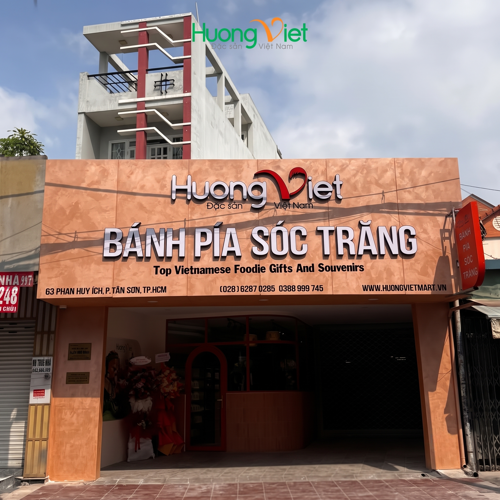 Các bảng hiệu Hương Việt Mart đều có nhận diện màu vàng đặc trưng. Giúp bạn dễ dàng nhận ra cửa hàng khi ghé mua sắm trực tiếp tại 4 chi nhánh ở TP.HCM.